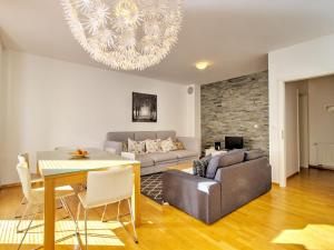 Un lugar para sentarse en Sun and Spa Apartment