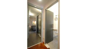 un pasillo con una puerta de cristal que da a una habitación en Suite, en Ventimiglia