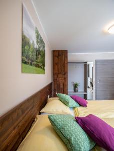 2 Einzelbetten in einem Schlafzimmer mit einem Bild an der Wand in der Unterkunft Forellenwirt in Grünbach