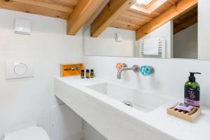 Koupelna v ubytování Fos Villa, a Luxe House with Private Heated Pool
