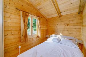 Postel nebo postele na pokoji v ubytování Orahovo Cottages