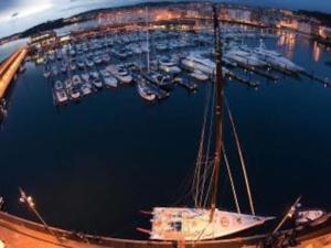 eine Gruppe von Booten, die nachts in einem Yachthafen angedockt sind in der Unterkunft Se Alquila Piso Nuevo C/Garaje Céntrico en Sanxenxo in Sanxenxo