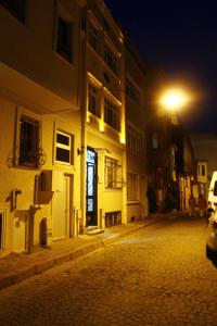 una calle por la noche con un edificio y un semáforo en Uyar Apt, en Estambul