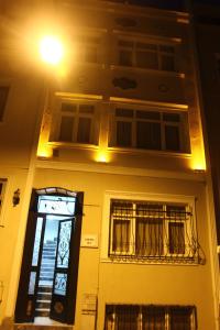 un edificio con puerta y ventana en Uyar Apt, en Estambul