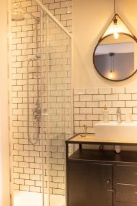 uma casa de banho com um chuveiro e um lavatório. em appartement le carnel em Lorient