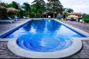 una gran piscina azul en un complejo en El Mirador Ecológico, Ometepe en Altagracia