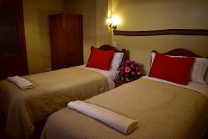 Giường trong phòng chung tại Kuska Hostal