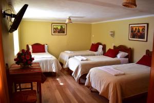 Giường trong phòng chung tại Kuska Hostal