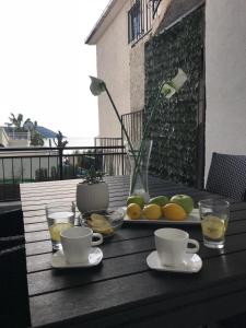 - une table avec un plateau de fruits et de boissons dans l'établissement Casa Bianca, à Herceg-Novi