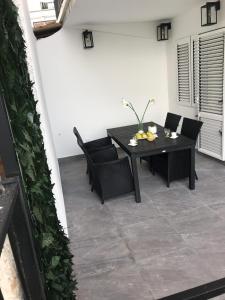 - une table et des chaises noires sur la terrasse dans l'établissement Casa Bianca, à Herceg-Novi