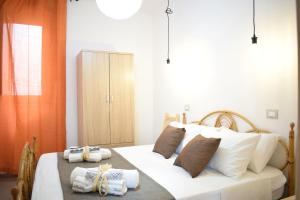 a bedroom with a bed with towels on it at Kitesurf lo Stagnone in Marsala