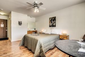 een slaapkamer met een bed en een plafondventilator bij Auberge motel drakkar in Shawinigan