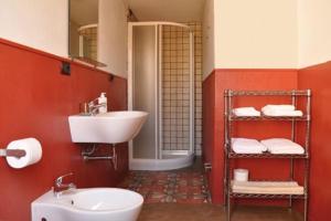 łazienka z umywalką, toaletą i prysznicem w obiekcie Lanita B&B w mieście Cabras +32 zdjęcia