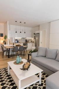 uma sala de estar com um sofá e uma mesa em Vida Residential Apartments em Nafplio