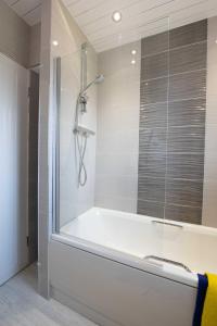 een badkamer met een bad en een glazen douche bij PREMIER - Garfield Apartment in Bellshill