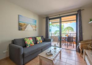 ein Wohnzimmer mit Sofa und Tisch in der Unterkunft Paraiso 1 Sea view - TENESOL RENTALS in Playa Paraiso
