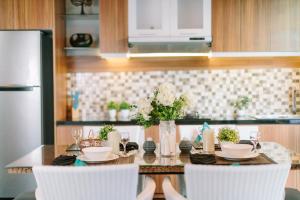 a kitchen with a table with chairs and a tableasteryasteryasteryasteryasteryastery at Villa Habibi in Uluwatu