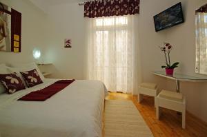 een slaapkamer met een groot bed en een raam bij B&B Vela Luka in Vela Luka