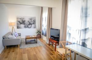 袋鼠谷Myrtle Tree Lodge Trunks - stand alone lodge in the Heart of village的带沙发和桌子的客厅