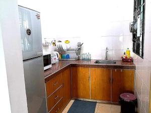 مطبخ أو مطبخ صغير في Izzanial Homestay