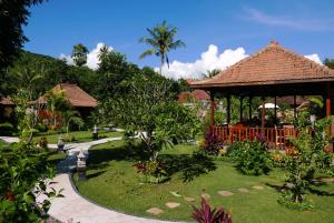 Garden sa labas ng Kubu Kangin Resort