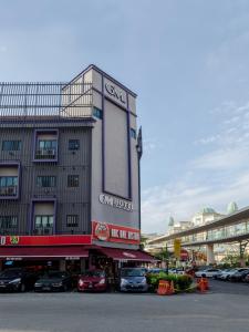 un grand bâtiment avec des voitures garées dans un parking dans l'établissement GM Grand Moments Bandar Sunway, à Petaling Jaya