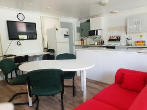 a room with a table and chairs and a kitchen at Narrabri Motel and Caravan Park in Narrabri