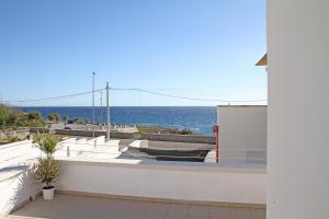 - une vue sur l'océan depuis le balcon d'une maison dans l'établissement Grotta Verde, à Andrano