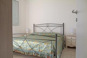 - une chambre avec un lit avec un cadre métallique dans l'établissement Grotta Verde, à Andrano