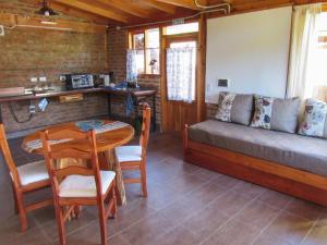 a living room with a couch and a table at Cabaña Accesible Ipua in Lago Puelo