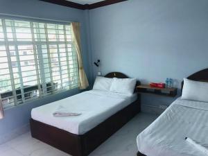 Łóżko lub łóżka w pokoju w obiekcie KampongBay Makeng II Guesthouse