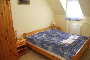 A bed or beds in a room at Afrodité Apartmanok