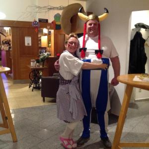 UnterkirchbachにあるHotel Restaurant Marienhofの衣装を着た男の横に立つ女 +38枚の写真