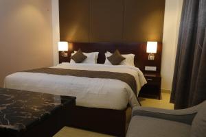 Postel nebo postele na pokoji v ubytování Visthara inn - Comfort Stay