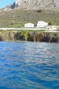 伊茲拉的住宿－HydraVista (Coral)，一大片水体,有房子在后面