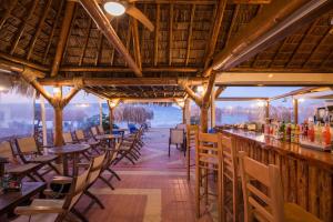 A restaurant or other place to eat at Mistrali Suites & Apartments