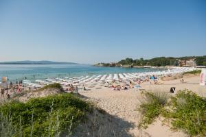 A beach at or near a szállodákat