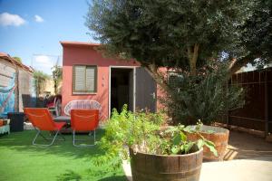 a backyard with a table and chairs and a house at Country House in Beer Sheva
