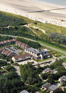 an aerial view of a resort and the beach at Fletcher Hotel - Restaurant Nieuwvliet Bad in Nieuwvliet-Bad