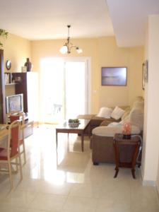 - un salon avec un canapé et une table dans l'établissement exclusivo Atico en primera línea de playa, à Vélez-Málaga