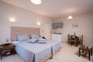 A bed or beds in a room at Mistrali Suites & Apartments