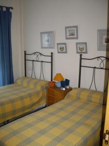A bed or beds in a room at exclusivo Atico en primera línea de playa