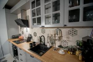 Kuchyň nebo kuchyňský kout v ubytování The Aviator Apartment - Jacuzzi & Panoramic View