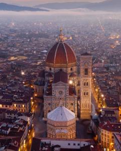 フィレンツェにあるIl Giglio di Firenzeの夜の大聖堂の空中