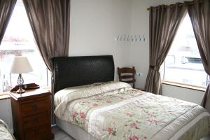 1 dormitorio con 1 cama, vestidor y ventana en Celtic House B&B en Kilkenny