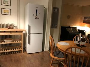 uma cozinha com um frigorífico branco e uma mesa em Anki's apartment em Haparanda