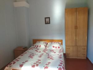 Tempat tidur dalam kamar di Guesthouse on Kabardinskaya 139a