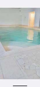 Swimmingpoolen hos eller tæt på Villa Ananda Huo