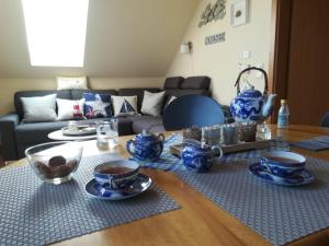 WeenerにあるKäptn's Kojeのリビングルーム(テーブル上の青と白の料理付)
