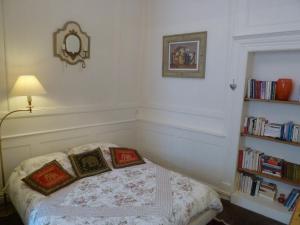 1 dormitorio con 1 cama con 2 almohadas en Le Point d'Orgue, en Rennes